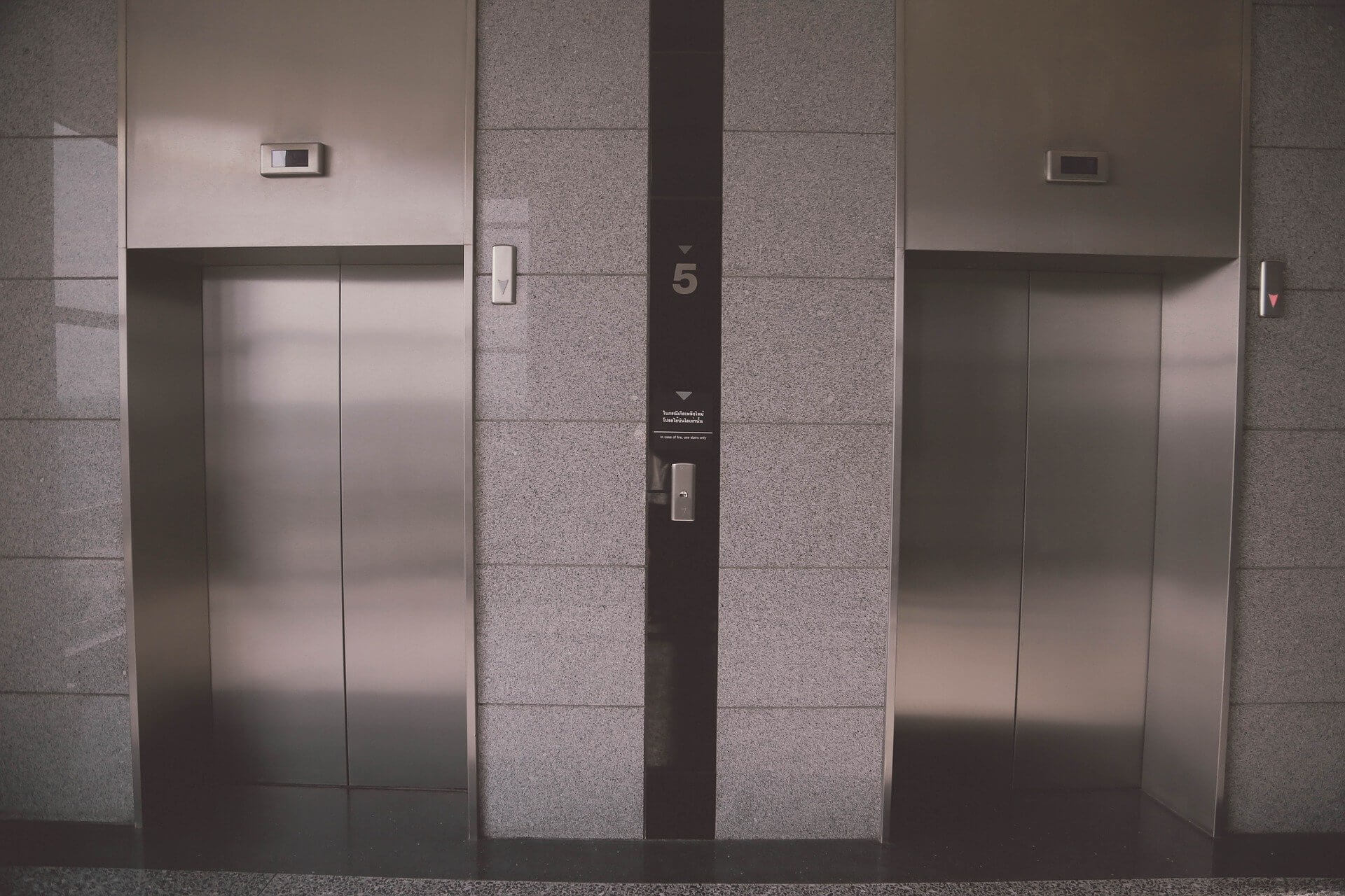 【夢占い】エレベーターの夢が暗示するものとは？